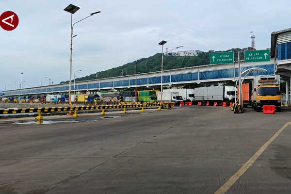 Ahead of the restrictions, hundreds of trucks crowd Merak Port