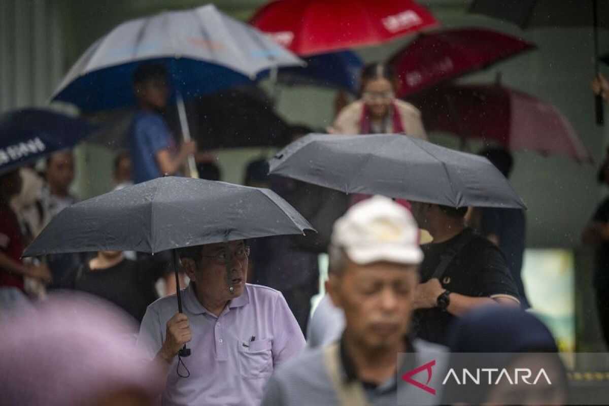 Have an umbrella ready, BMKG forecasts most of Indonesia's provinces to be drenched by rain on Thursday