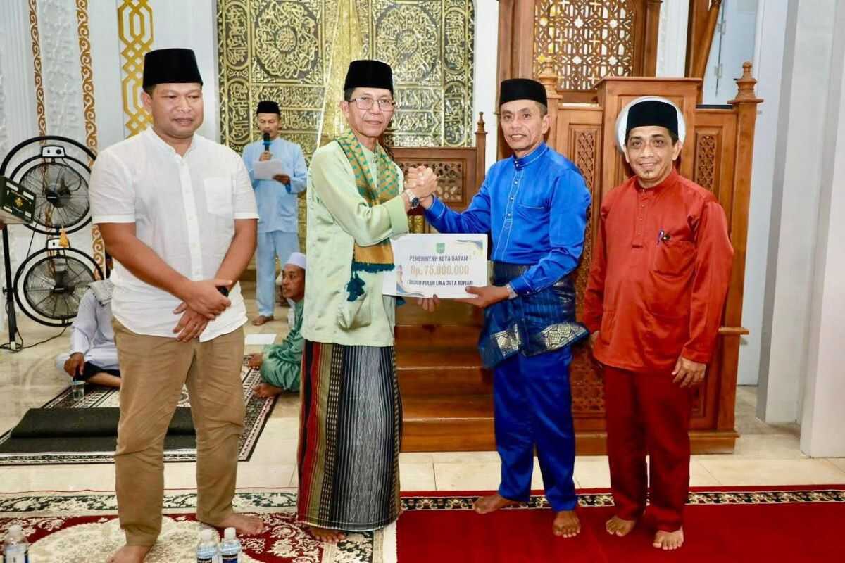 Ramadan Safari: Batam City Government provides cash grants to 30 mosques for facilities