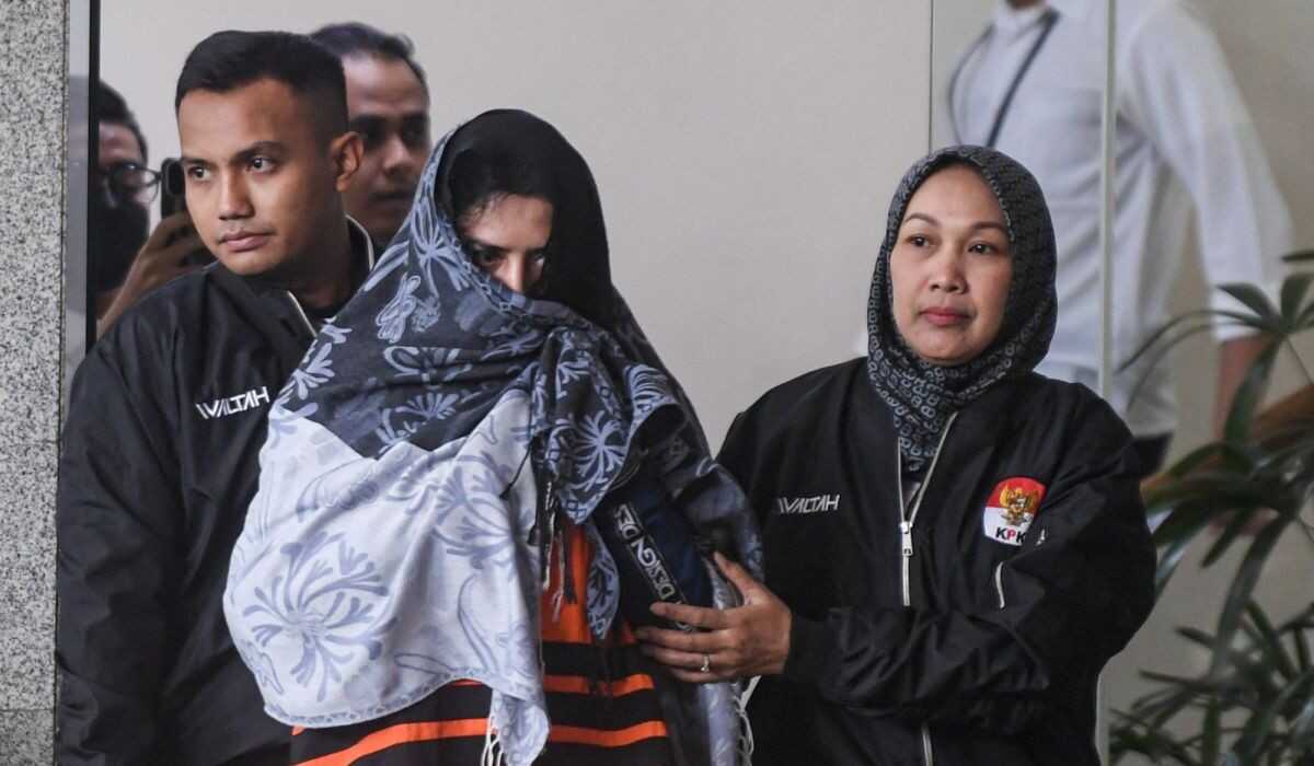 KPK: Husband and Son of Fadia Arafiq Benefited from Multibillion‑Rupiah Corruption Funds