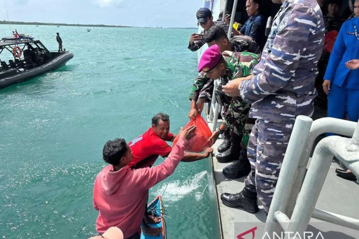 Indonesian Navy distributes basic food parcels to fishermen in the Aru Sea
