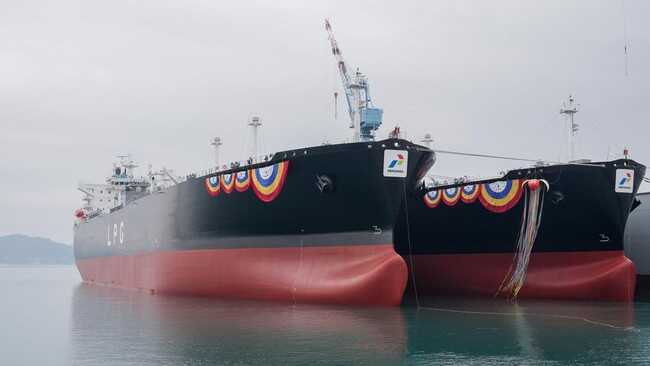 Two Indonesian Oil Tankers Trapped in the Strait of Hormuz, Bahlil Reveals Their Condition