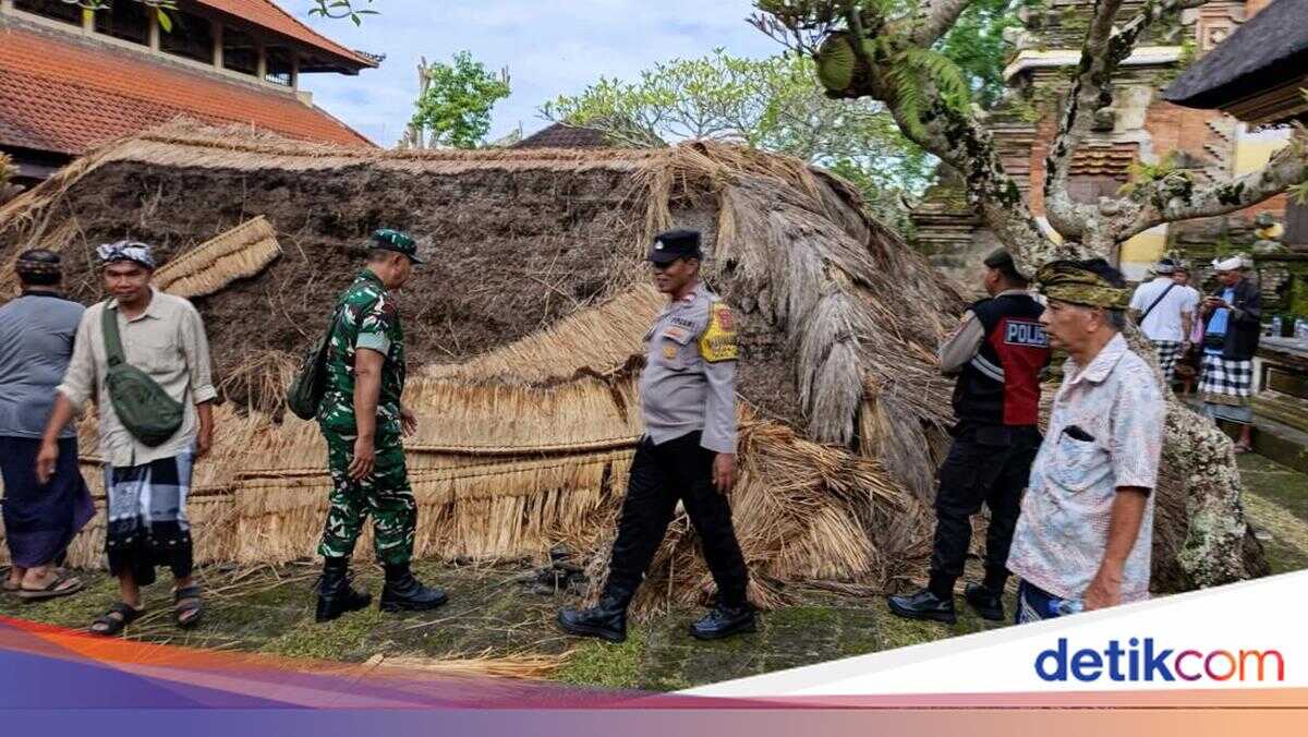 Balé gong at Ubud temple collapses after heavy rain and strong winds