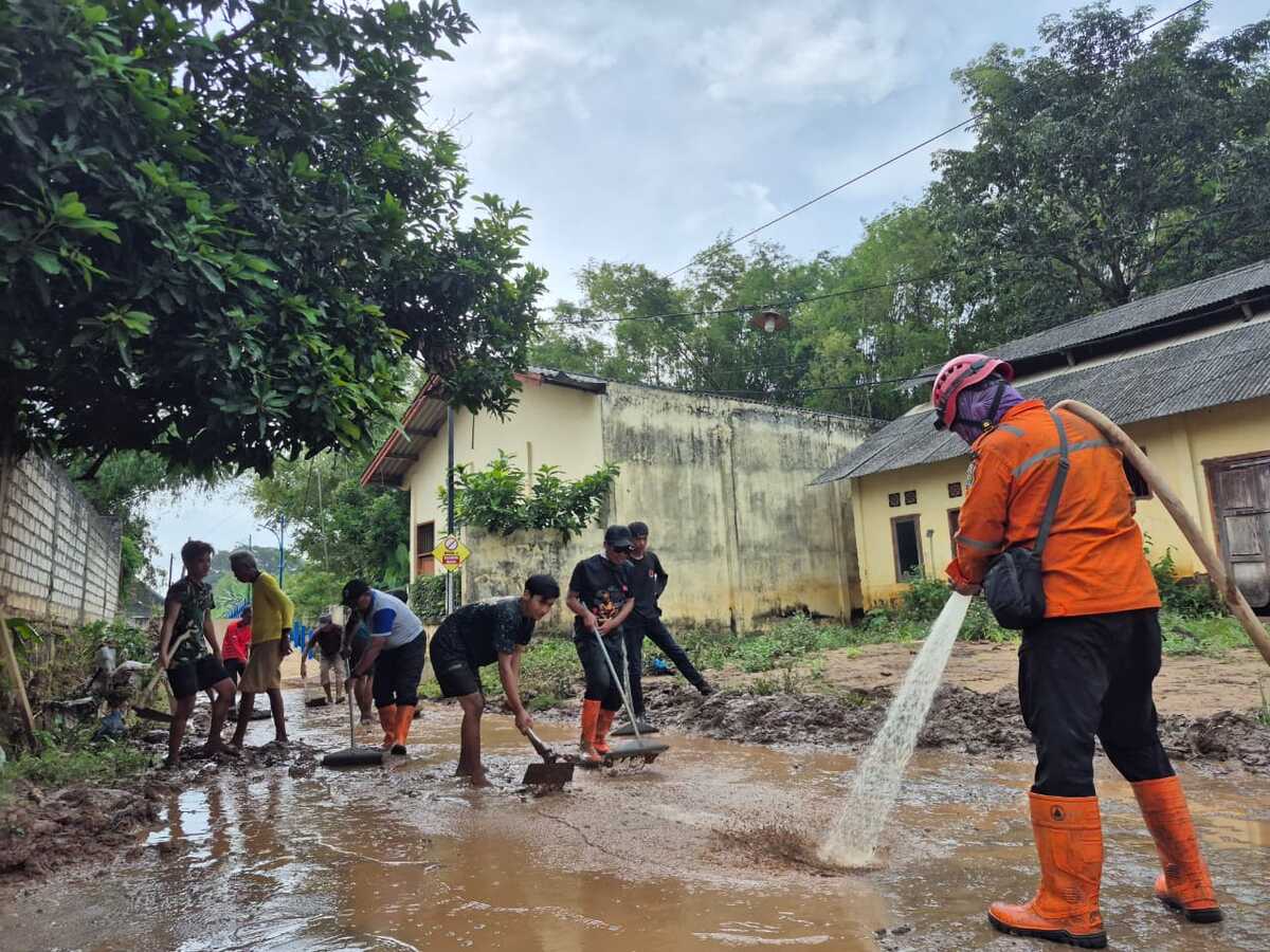 Flash floods and strong winds strike six districts in Tuban