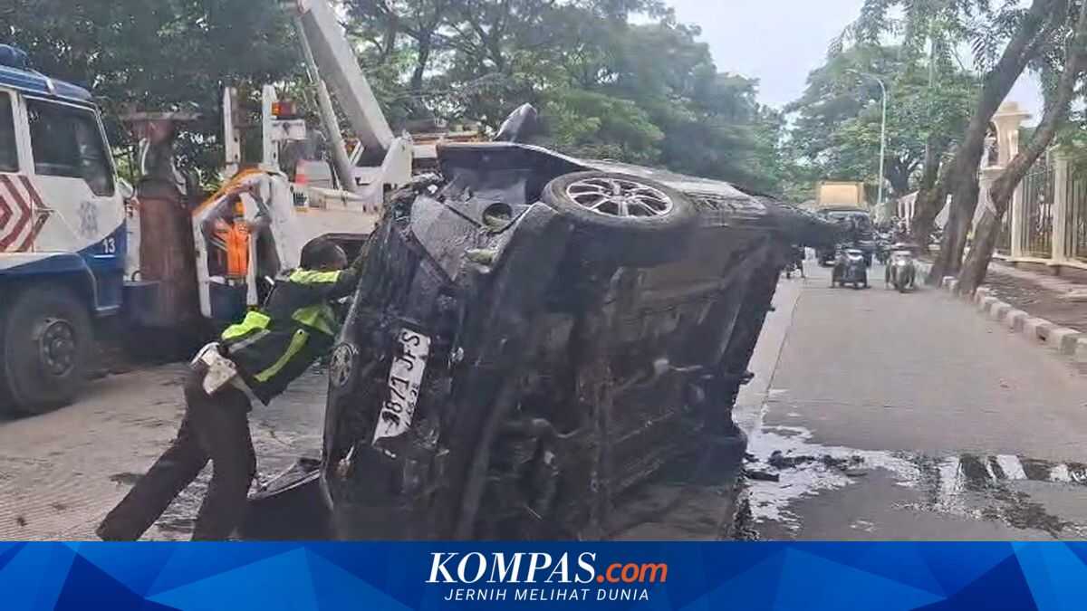Toyota Calya Plunges into the Kali Cengkareng Drain, Traffic Briefly Gridlocked
