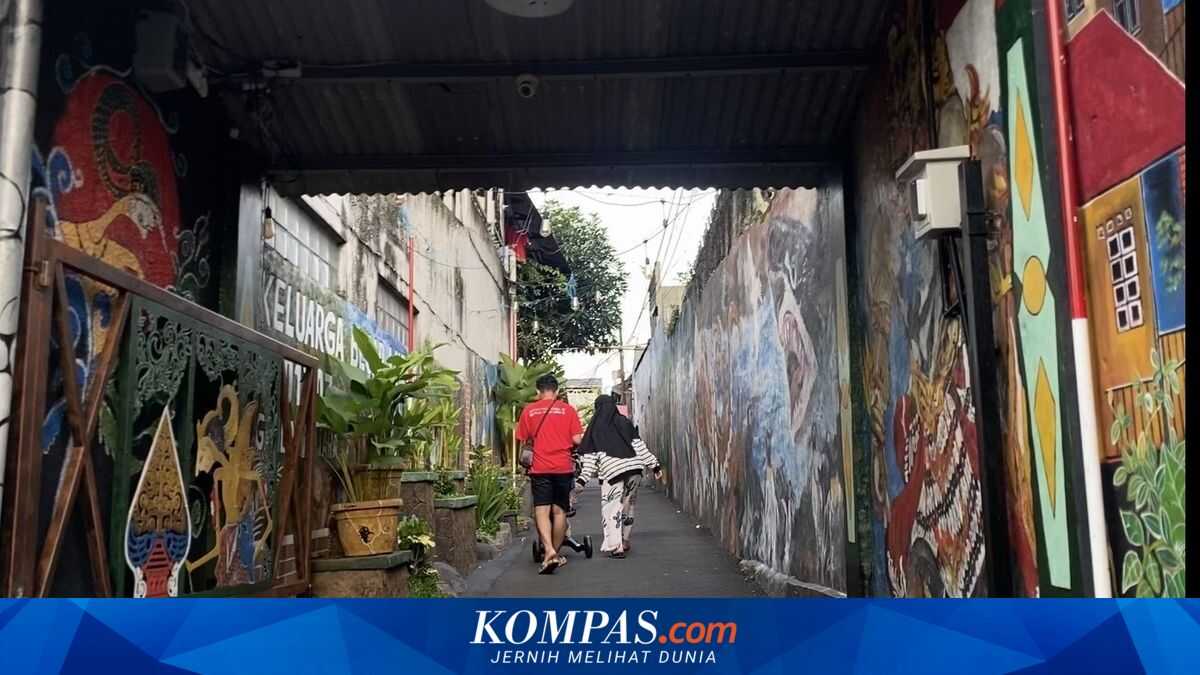 RT Chief and Gandaria Residents Build High-Tech Gates in Narrow Alleys to Prevent Motorcycle Theft
