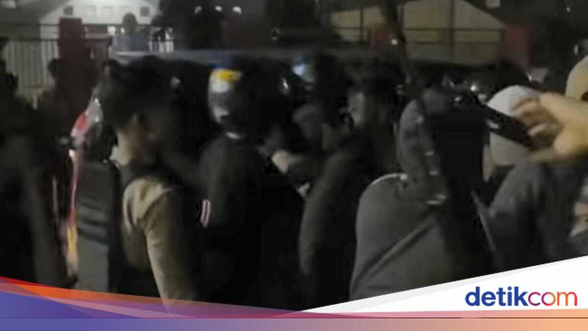 Chaotic Raid as Residents Block Police in Dompu While Arresting Meth Dealer