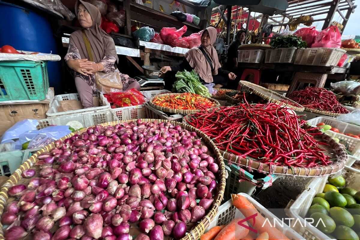 Bird's eye chillies Rp82,300/kg, shallots Rp43,450/kg Thursday morning