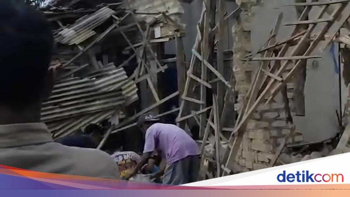 Massive explosion rocks Sumenep, two houses damaged