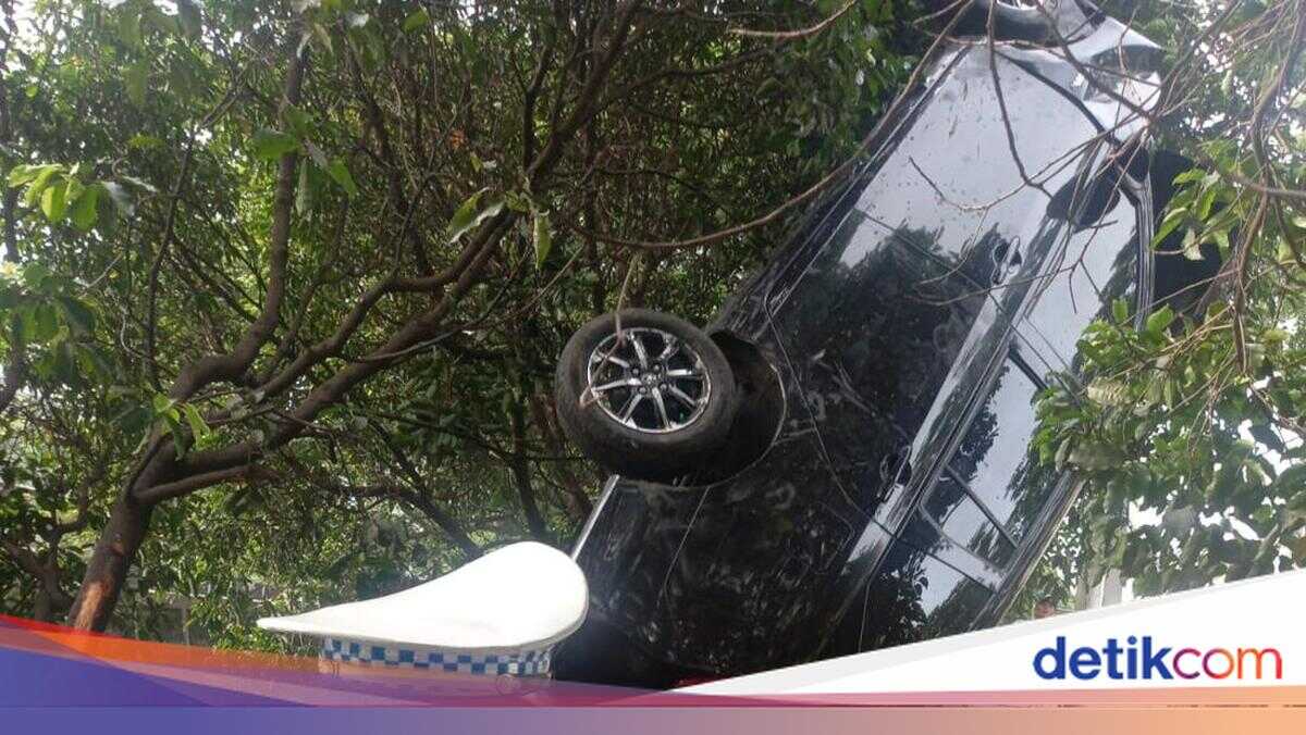 Car Plunges Into Canal After Avoiding a Motorcycle and Hitting a Tree in Cengkareng