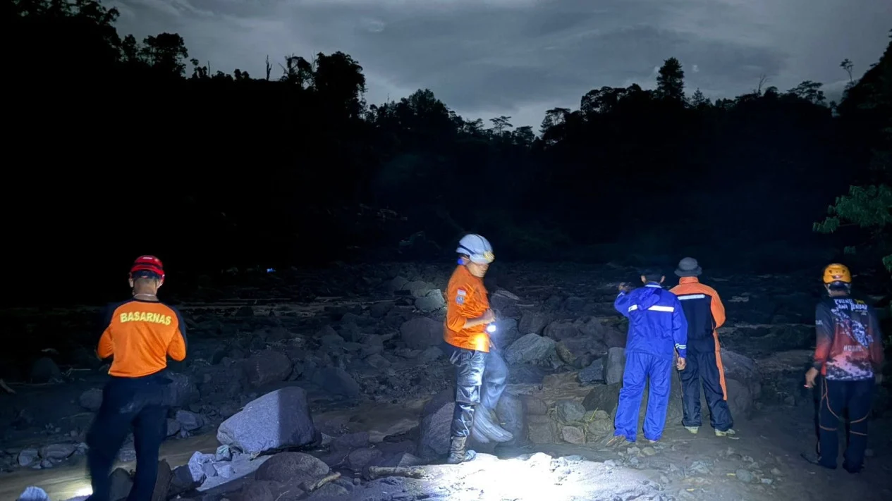 Two Die as Mount Merapi Cold Lahars Flood Area