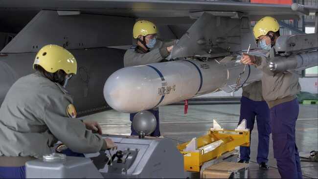 China Builds a Slew of Advanced Weapons, America Cannot Escape