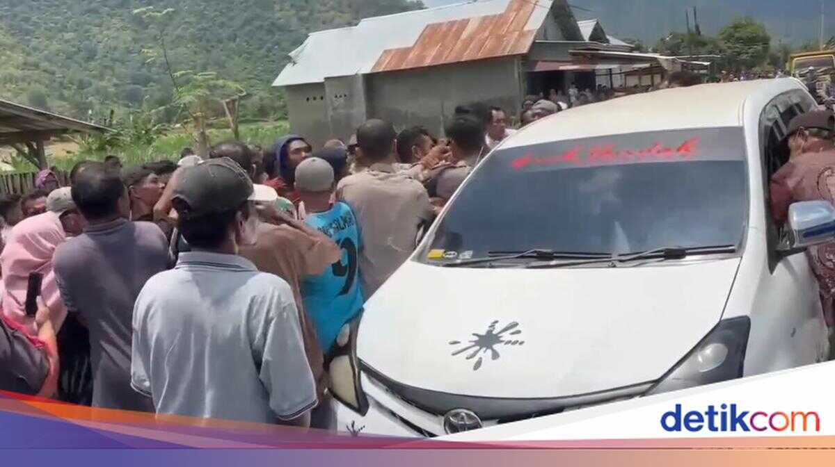 Brutal Mob Attacks Motorist After Request to Open Road Blockade