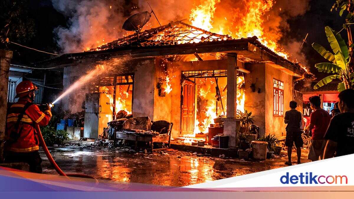 Civil Servant's House in Lembata Destroyed by Fire Triggered by Mosquito Repellent