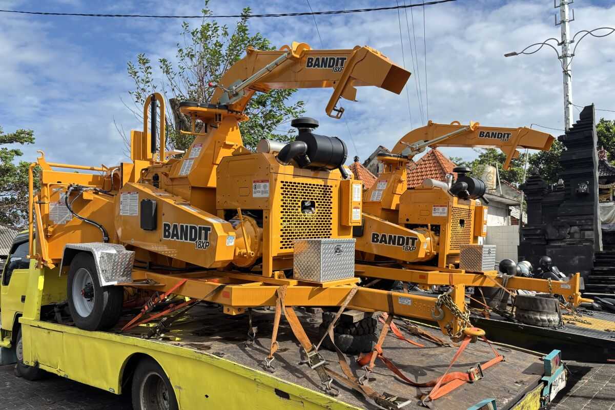 KLH Hands Over Wood-Chipping Machines for Driftwood Waste on Badung Beaches