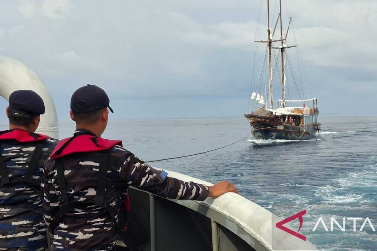 TNI-AL aids in rescue of sightseeing vessel with damaged propeller in Raja Ampat