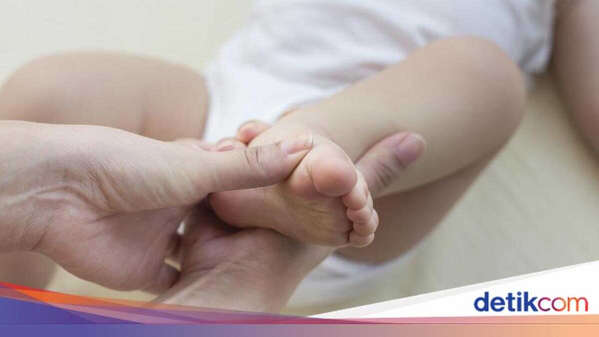 Teacher Finds Baby Boy Wrapped in a Blanket in Front of a South Jakarta Primary School