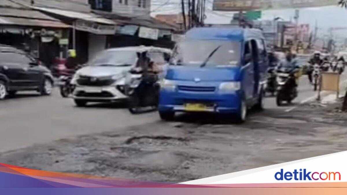 Damaged road in Bojongsari causes riders to fall; Depok PUPR promises repairs