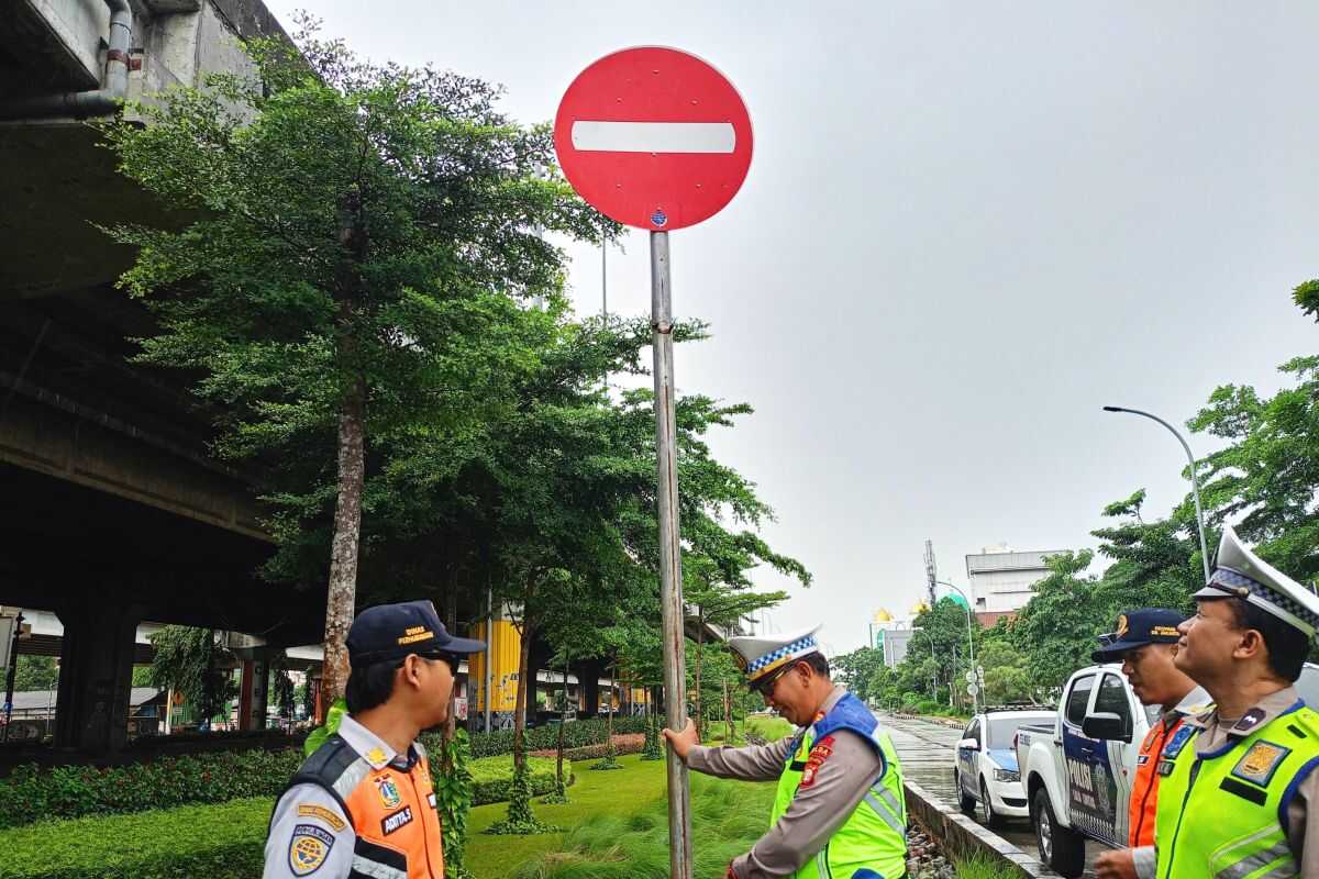 Traffic signs installed at counter-flow points in East Jakarta