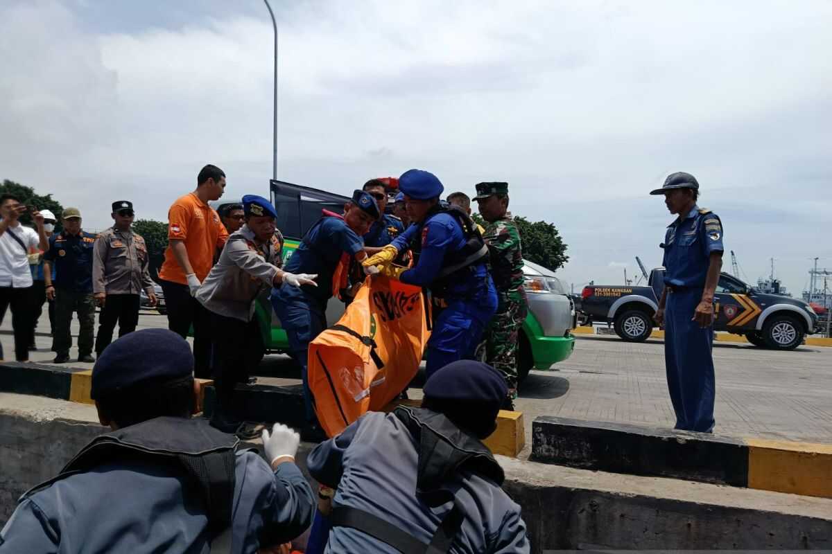 TNI evacuates body of passenger who fell from KMP Dharma Ferry VII in APBS