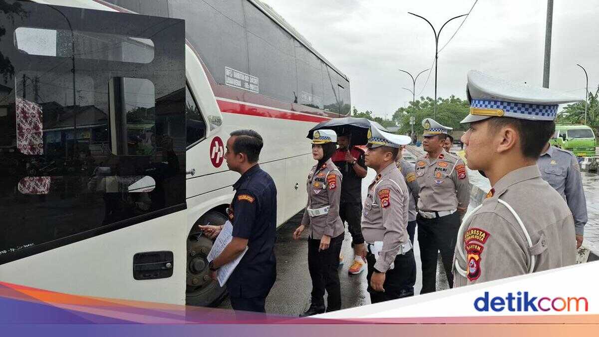 Buses at Pakupatan Serang Terminal Under Tight Checks Ahead of Mudik as Drivers Undergo Urine Tests