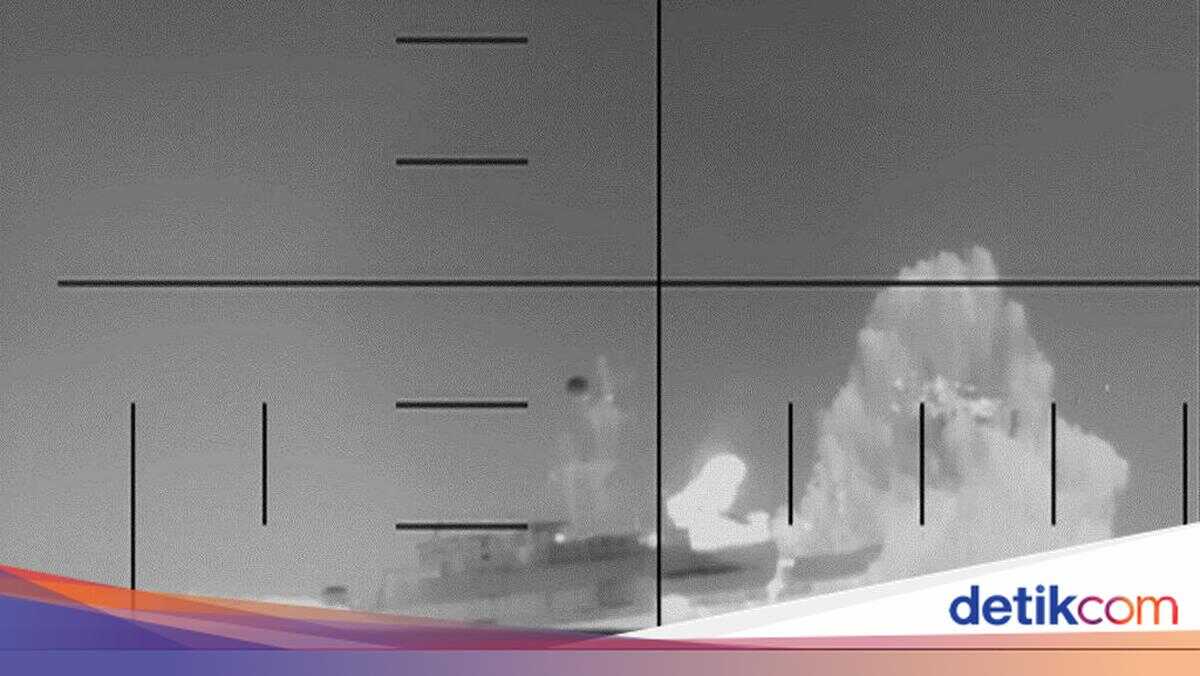 Iranian Warship IRIS Dena Sunk by US Torpedo, 86 Soldiers Killed