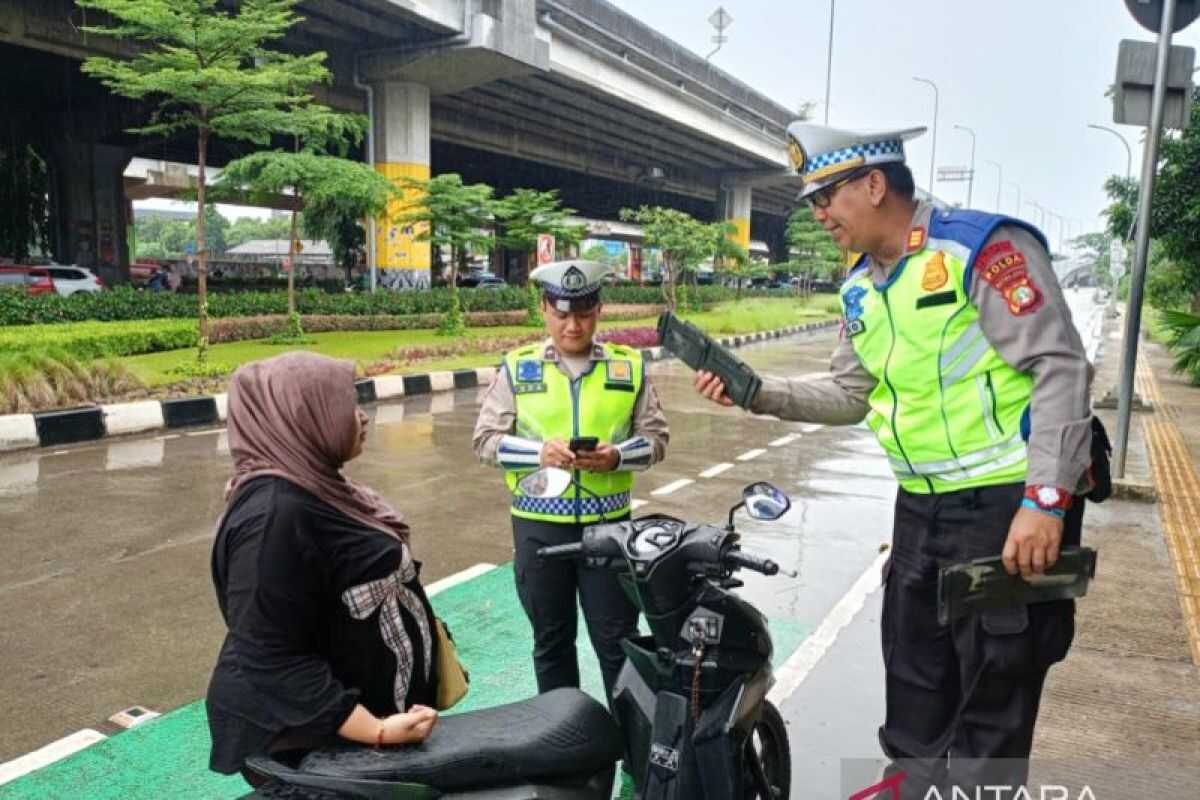 Police step up driver education to deter driving the wrong way in East Jakarta