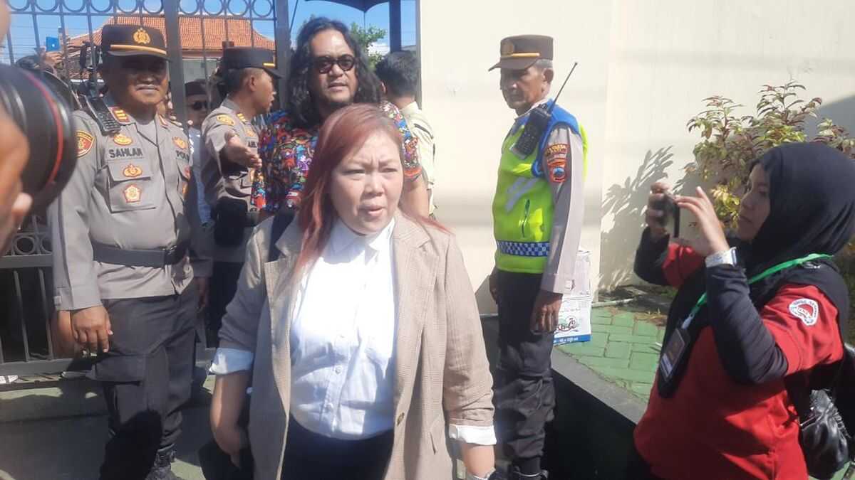 Gus Dur's Daughter, UGM BEM Chair, Attends Verdict Hearing for Botok and Colleagues in Pati