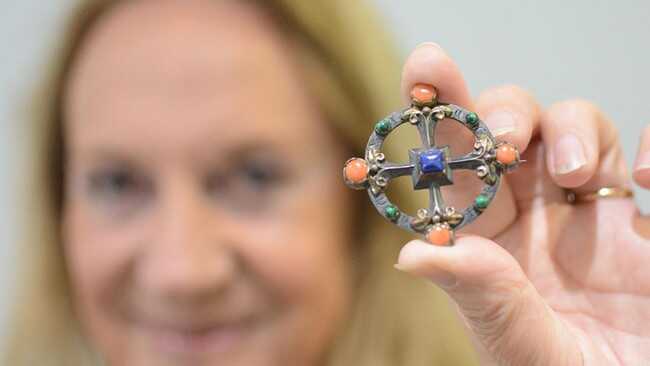 Woman Buys Secondhand Brooch for Rp500,000, Then Fetches Rp189 Million