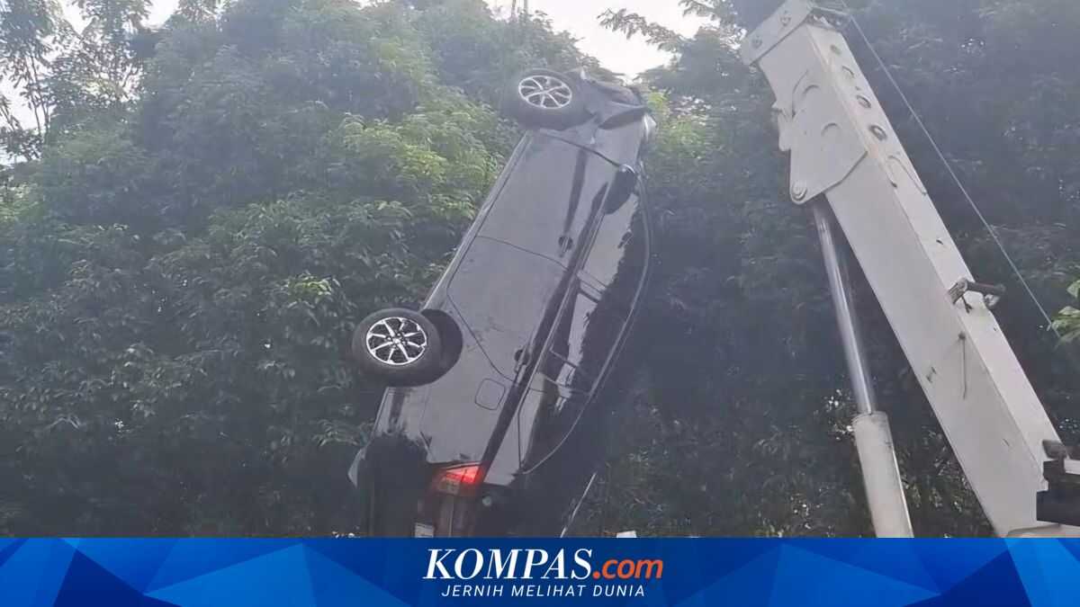 Calya Car Plunges Into Kali Cengkareng Drain After Driver Loses Control