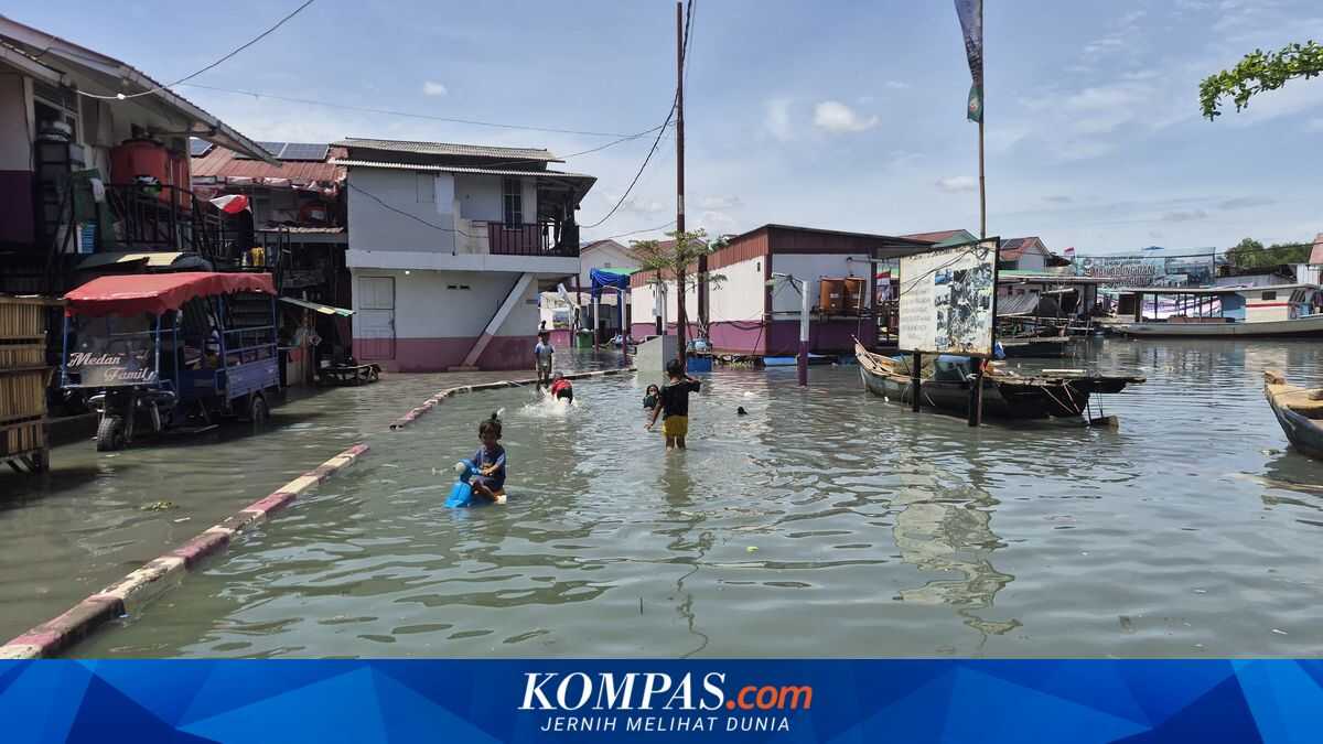 Muara Angke Residents Live Amid Tidal Flooding, Sleep Is Hard