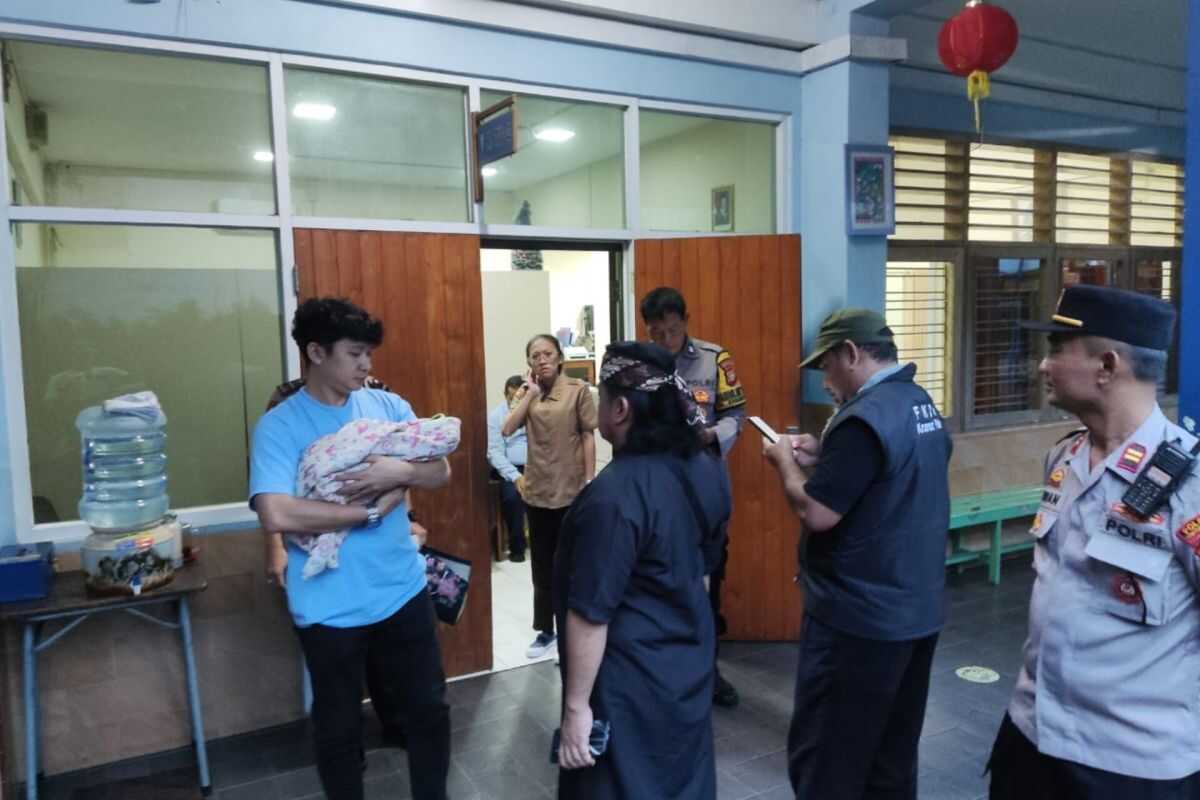 Live baby boy found near Tarakanita I Elementary School, Kebayoran Baru