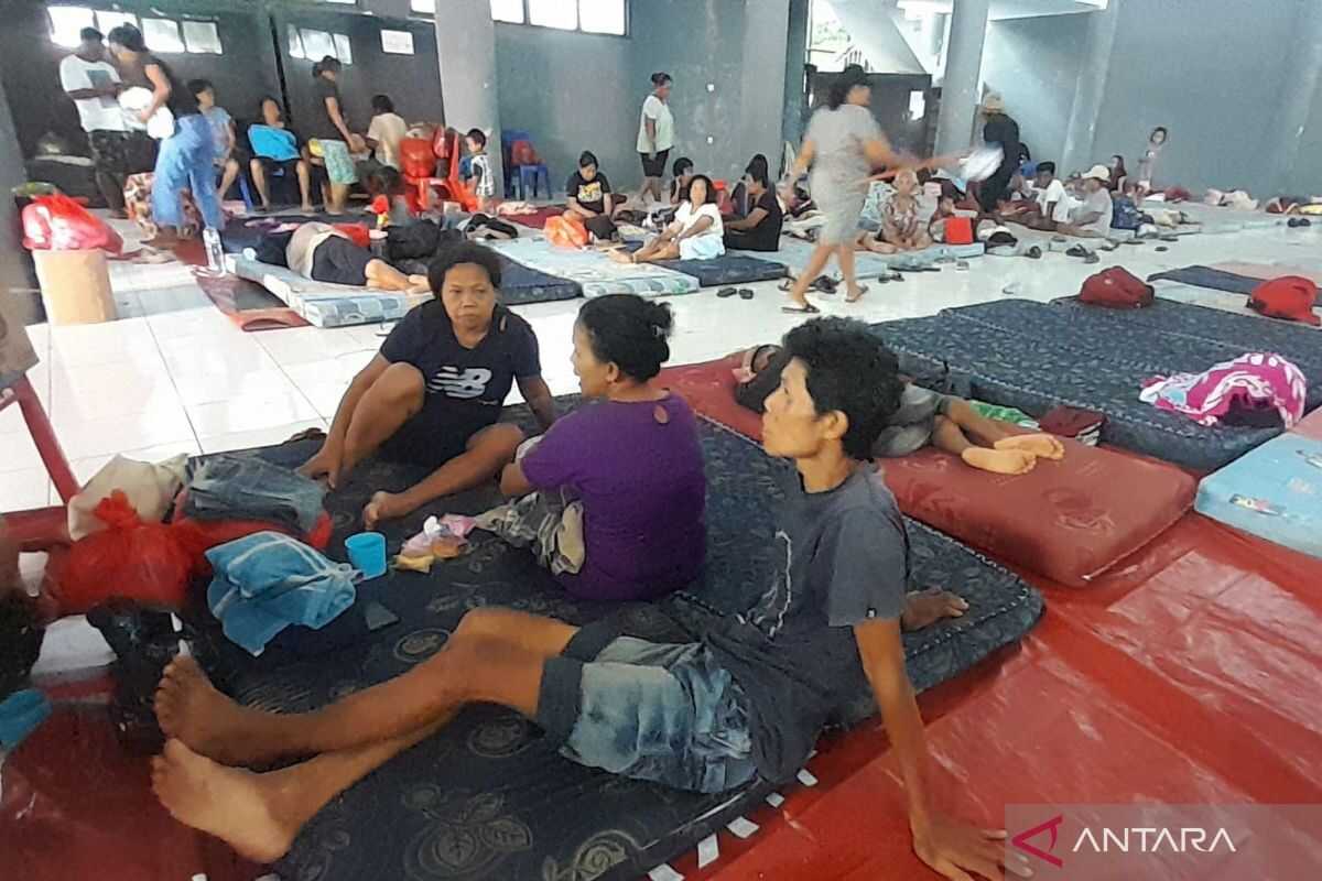 BPBD: 11 households affected by floods in Sitaro remain in evacuation shelters