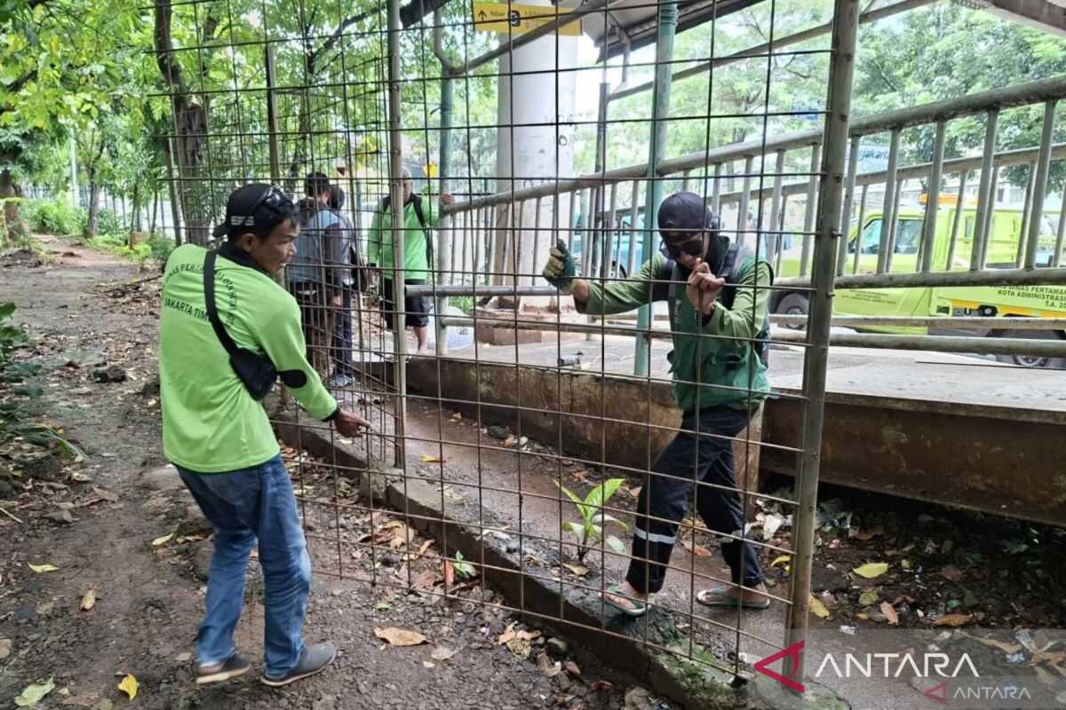 Three floodlights to improve lighting at Cawang City Forest Park, East Jakarta