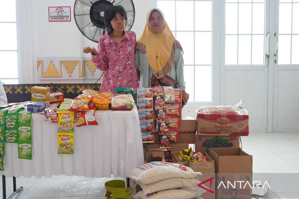 Ministry of Social Affairs distributes aid to 305 elderly and disabled in Lampung