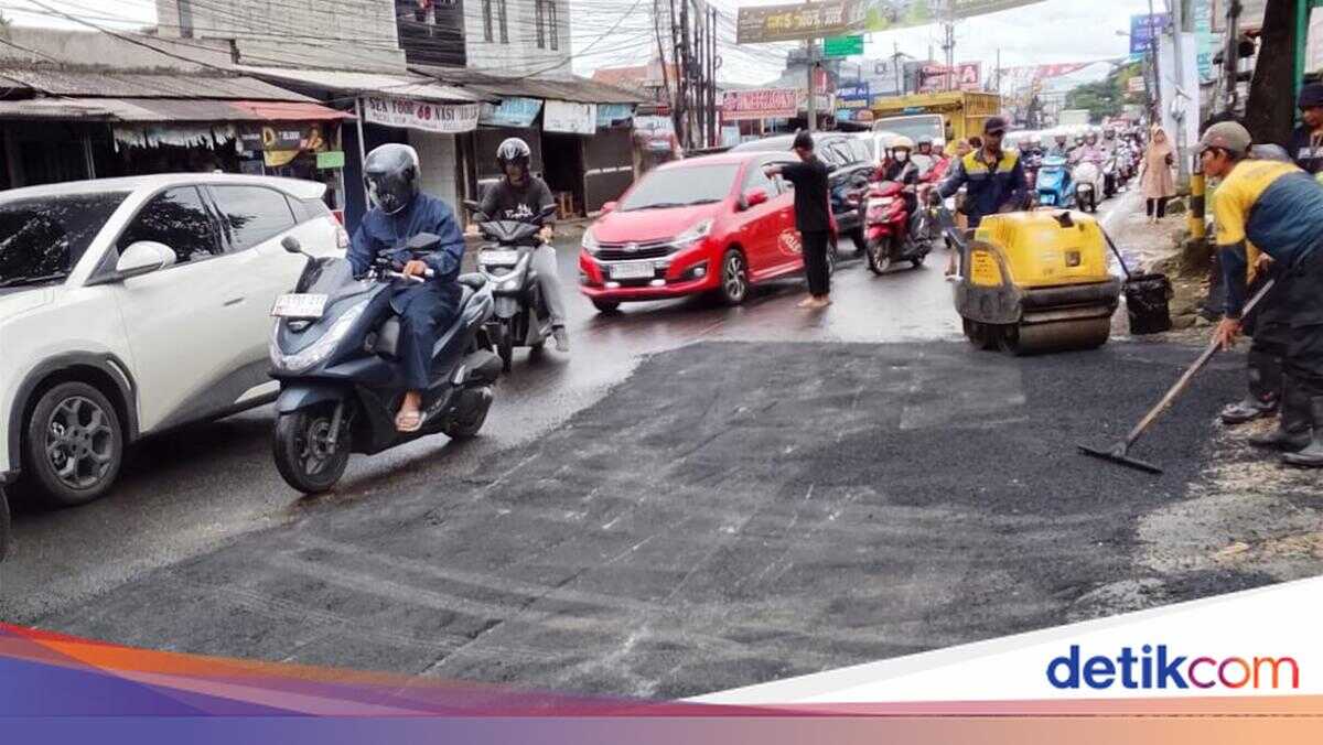 Depok Public Works and Public Housing Agency repairs damaged Bojongsari road that caused motorcyclists to fall