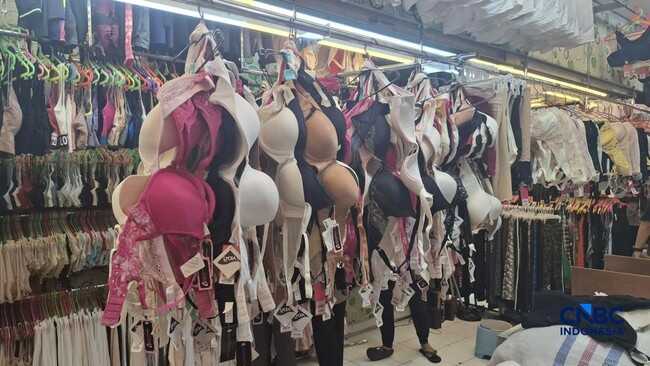 Visitors Flock to Pasar Senen, Snapping Up Second-Hand Imported Bras and Underwear