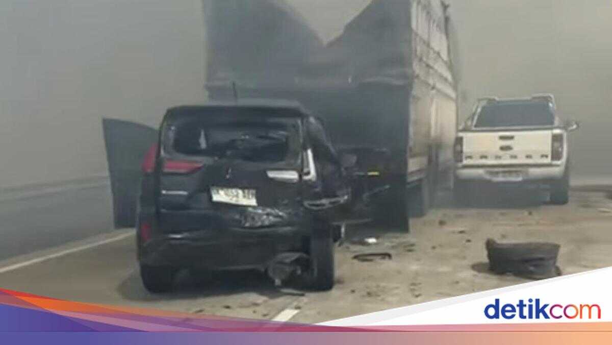 Smoke from land burning triggers multi-vehicle crash on the Binjai Toll Road