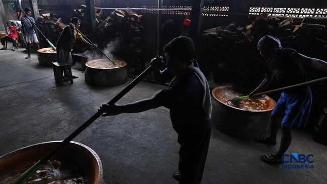 A Glimpse Inside the Betawi Dodol Kitchen as Orders Surge Ahead of Eid al-Fitr