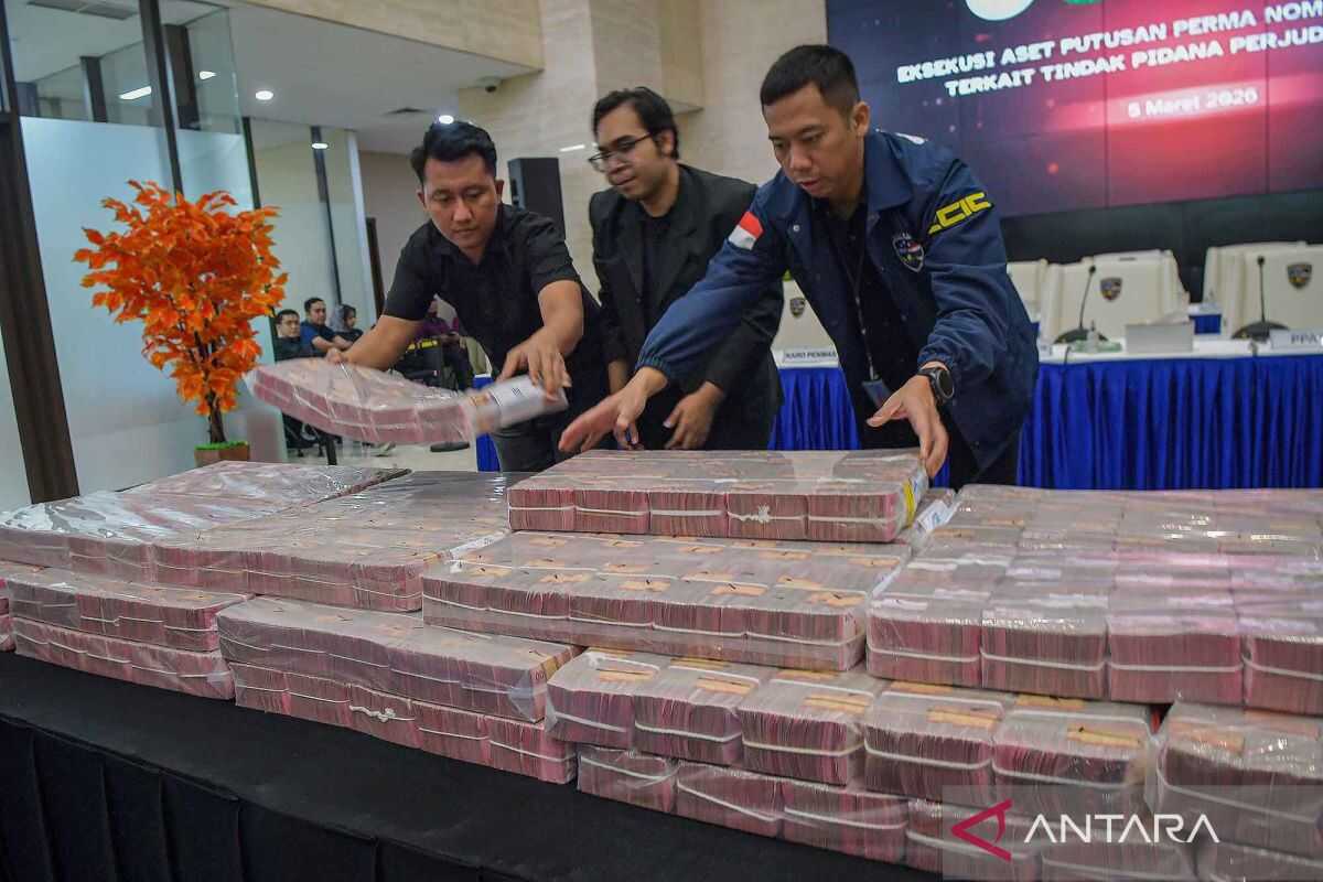 Polri's Criminal Investigation Department hands over Rp58.1 billion from online gambling case asset seizure to the Attorney General's Office
