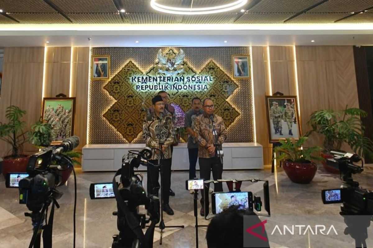 Government Disburses Three Types of Funds for Sumatra Disaster Victims