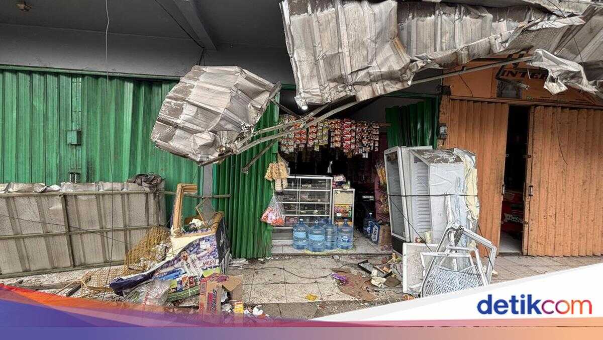 Truck Carrying Gallon Bottles of Mineral Water Overturns in Bekasi, Crashing into a Warung and Causing Severe Damage