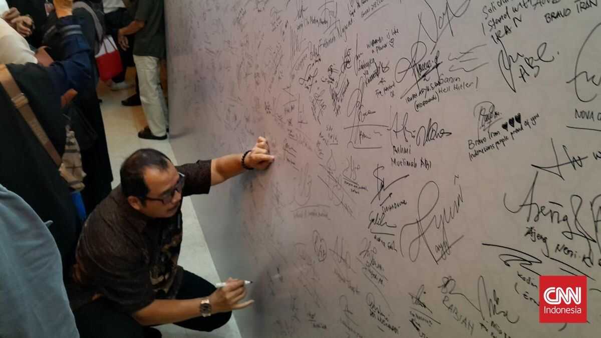 Hundreds of people gather at the Iranian ambassador's residence for prayers and petition signing