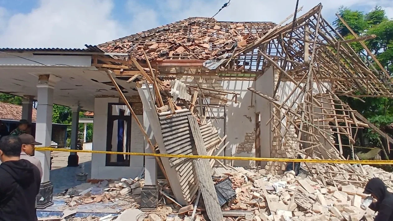 Moments of a Blast That Wrecked a Resident's Home in Sumenep! 2 Injured, Police Find Mercon