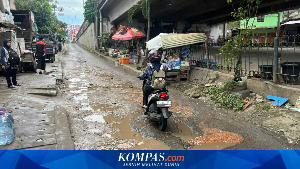 To Prevent Further Deterioration, Residents Fill Potholes on Arif Rahman Hakim Street in Depok