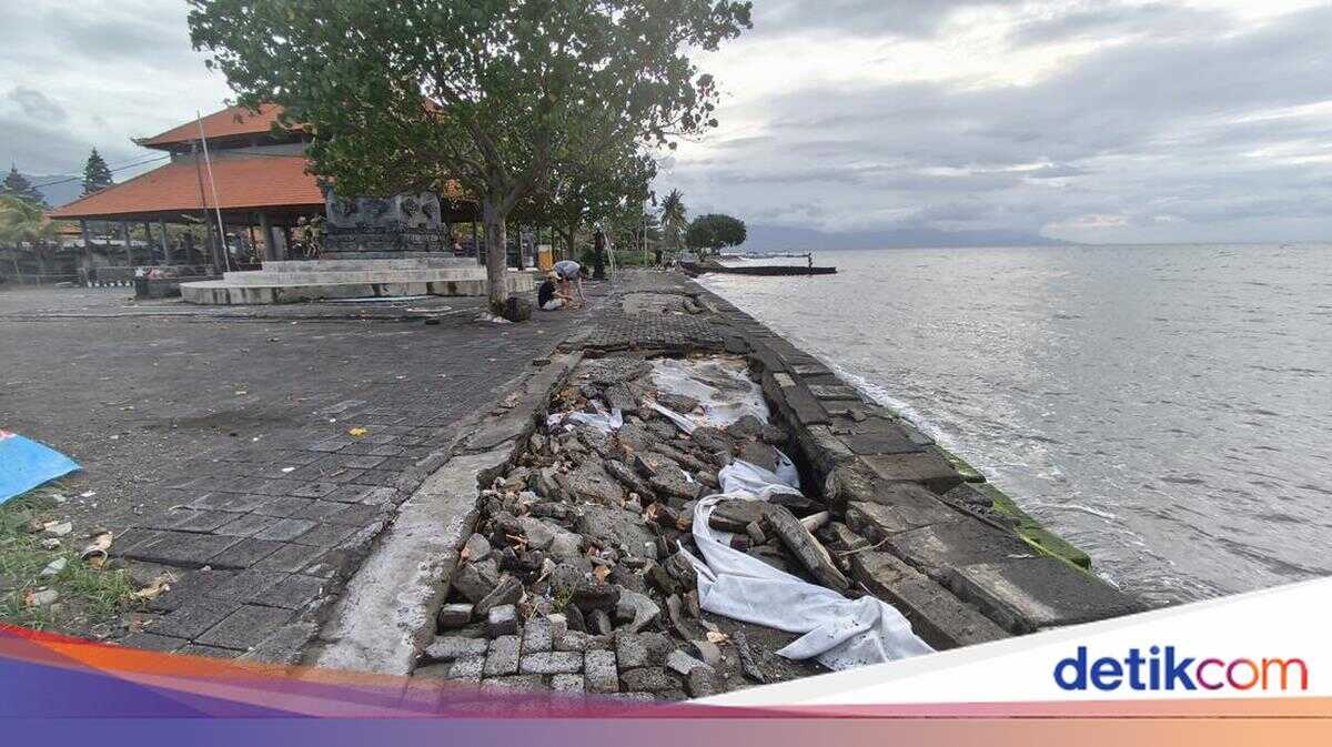 Rough Seas Severely Damage the Happy Beach Pedestrian Footpath in Buleleng