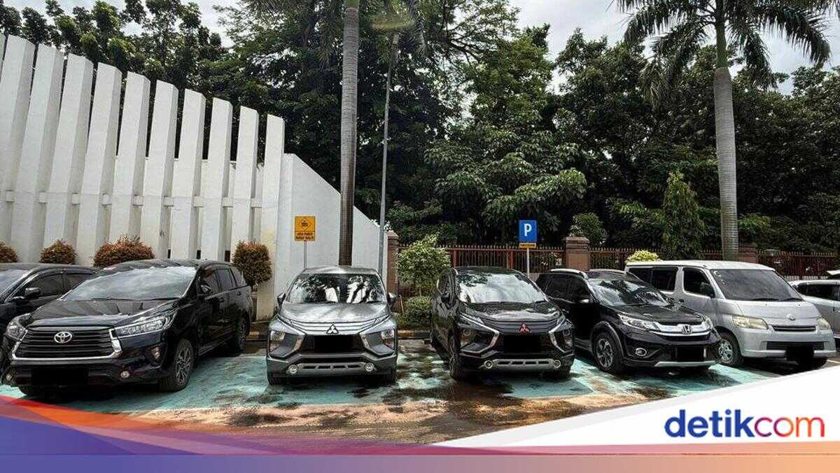 Used for Corruption, the KPK Seizes Five Cars in a Customs Import Bribery Case