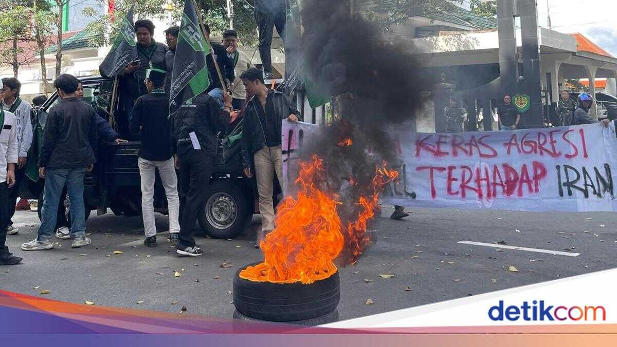 Students Demonstrate Near Bogor Palace, Condemn U.S. and Israel Attacks on Iran