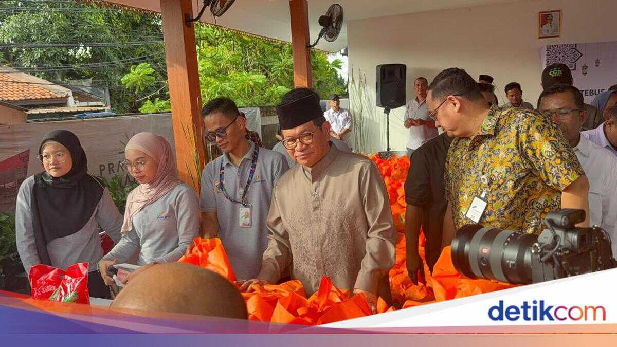 Pramono Inspects Discount Market in Ciganjur, South Jakarta, Distributes 500 Sembako Packages