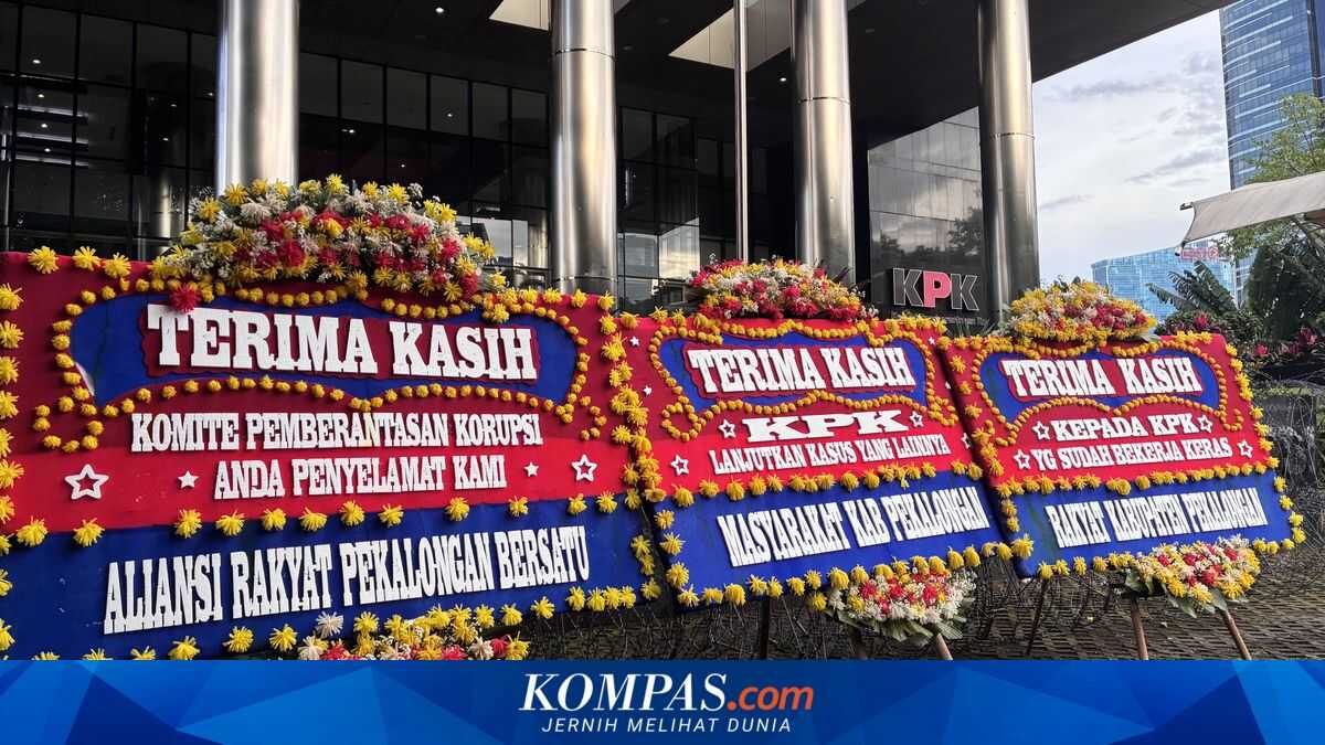 Bouquets of Support for the KPK as It Arrests Pekalongan Regent Fadia Arafiq